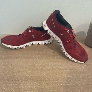 On cloud women’s shoes size 6 -excellent condition